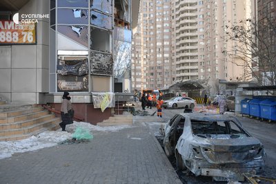Вибиті вікна та горілі автівки: фото наслідків нічної атаки РФ на Одесу Вибиті вікна та горілі автівки: фото наслідків нічної атаки РФ на Одесу