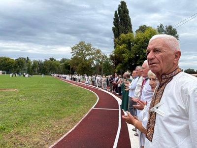 «Гірко» для 130 пар: у Кам'янці створили 410-метровий весільний рушник