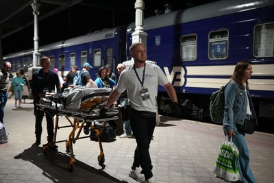 Дмитро Щербина на евакуаційних заходах на залізничному вокзалі Дмитро Щербина на евакуаційних заходах на залізничному вокзалі