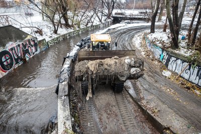 У Києві майже розчистили підземну частину річки Либідь У Києві майже розчистили підземну частину річки Либідь