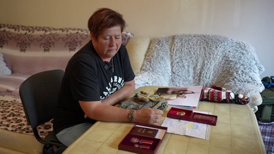 "Мене тримає робота та моя країна". Херсонка Ольга Чупікова після втрати сина й дому знайшла розраду в турботі про місто "Мене тримає робота та моя країна". Херсонка Ольга Чупікова після втрати сина й дому знайшла розраду в турботі про місто