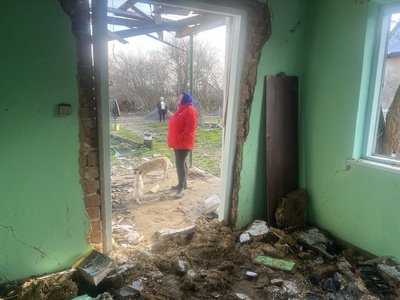 "Тут немає що відновлювати": як на Хмельниччині відновлюють будинки після російського обстрілу 20 вересня "Тут немає що відновлювати": як на Хмельниччині відновлюють будинки після російського обстрілу 20 вересня