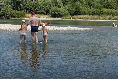 Чоловік, із дітьми переходить Прут Чоловік, із дітьми переходить Прут