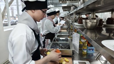 Учні кухарського хабу готують страви Учні кухарського хабу готують страви