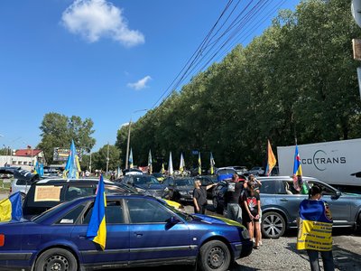 У Хмельницькому вп'яте відбувається автопробіг на підтримку полонених та зниклих безвісти воїнів У Хмельницькому вп'яте відбувається автопробіг на підтримку полонених та зниклих безвісти воїнів
