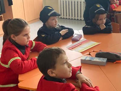 "Клас безпеки" з’явився в ліцеї на Київщині. Перший урок провели рятувальники "Клас безпеки" з’явився в ліцеї на Київщині. Перший урок провели рятувальники