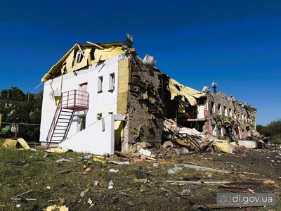Росія зруйнувала два гуртожитки у Дергачах, в яких жили переселенці з Донбасу Росія зруйнувала два гуртожитки у Дергачах, в яких жили переселенці з Донбасу