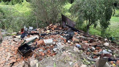 Внаслідок удару армії РФ по Ромнах пошкоджено будинки, знищено літню кухню