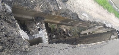 Ділянка дороги, де на мості утворилося провалля