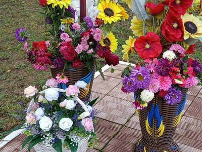 Кашпо з чаші кухонного комбайна: жителька Хмельниччини плете різні вироби із ротангу Кашпо з чаші кухонного комбайна: жителька Хмельниччини плете різні вироби із ротангу