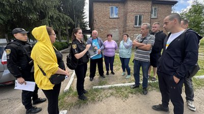 "Бджоли б’ються в конвульсіях": у двох селах Кіровоградщини загинули 32 мільйони бджіл "Бджоли б’ються в конвульсіях": у двох селах Кіровоградщини загинули 32 мільйони бджіл