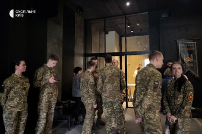 Заняття для цивільних та рекрутинг: у Києві відкрили хаб 1-ї ОШБ ім. Дмитра Коцюбайла Заняття для цивільних та рекрутинг: у Києві відкрили хаб 1-ї ОШБ ім. Дмитра Коцюбайла