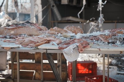 М'ясо на столі на підприємтві, в яке влучив російський дрон М'ясо на столі на підприємтві, в яке влучив російський дрон