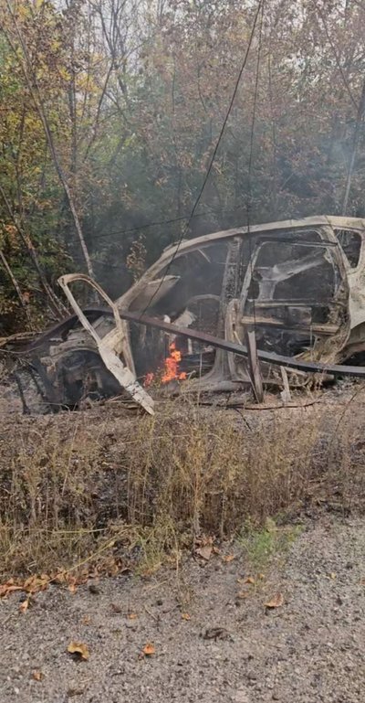 Автівка, в яку влучив російський дрон Автівка, в яку влучив російський дрон