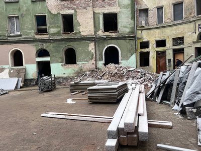 "Меблі викинули, вікон немає": у Львові відновлюють будинки на Стрийській після ракетної атаки "Меблі викинули, вікон немає": у Львові відновлюють будинки на Стрийській після ракетної атаки