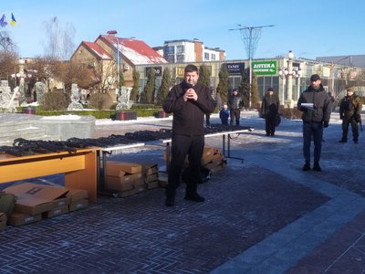 Проєкт "Український арсенал свободи": добровольцям, які обороняли Ірпінь, вручили нові гвинтівки Проєкт "Український арсенал свободи": добровольцям, які обороняли Ірпінь, вручили нові гвинтівки