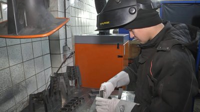У Луцьку волонтери виготовляють підставки для окопних свічок. В чому особливість виробів У Луцьку волонтери виготовляють підставки для окопних свічок. В чому особливість виробів
