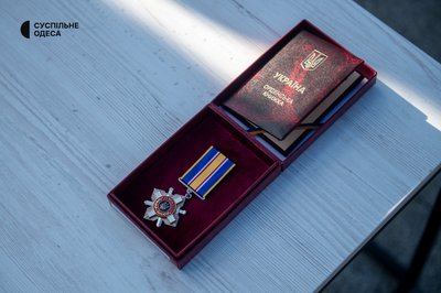 В Одесі вшанували пам’ять загиблих захисників і передали державну нагороду родині полеглого офіцера В Одесі вшанували пам’ять загиблих захисників і передали державну нагороду родині полеглого офіцера