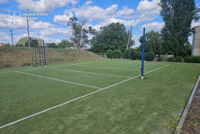 Збитки на ремонті спортмайданчика у ліцеї Кривого Рогу: підозрюють службовицю відділу освіти та підприємця