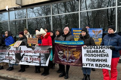 Алтай — це пекло: рідні військовополонених провели пікет під стінами парламенту Алтай — це пекло: рідні військовополонених провели пікет під стінами парламенту