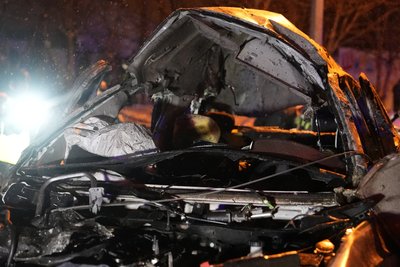 Авто, яке зазнало пошкоджень через російський авіаудар по Харкову Авто, яке зазнало пошкоджень через російський авіаудар по Харкову