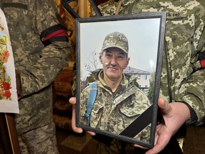 У Полтаві прощаються із двома військовими, які полягли на війні з РФ У Полтаві прощаються із двома військовими, які полягли на війні з РФ