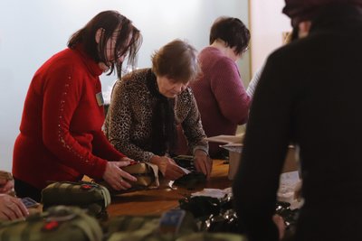 Як американські благодійники з франківськими волонтерами й медиками збирали аптечки для бійців на фронт