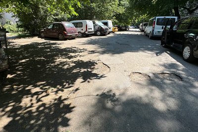 Міжбудинковий проїзд за адресою бульвар Героїв Крут, 22 у Чернівцях
