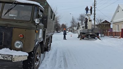 "Снарядами вже не обстрілюють – тільки дрони": як працюють енергетики у громадах на прикордонні Чернігівщини "Снарядами вже не обстрілюють – тільки дрони": як працюють енергетики у громадах на прикордонні Чернігівщини