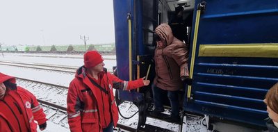 На Буковину прибув потяг із переселенцями з Донецької області На Буковину прибув потяг із переселенцями з Донецької області