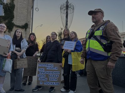 Протестувальники біля входу в метро в Харкові на акції Протестувальники біля входу в метро в Харкові на акції