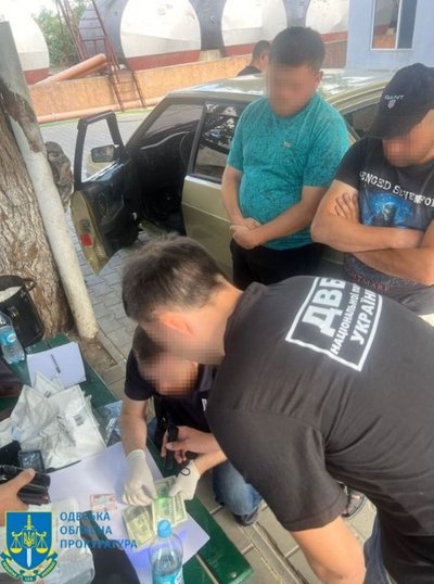 Піший перехід до Молдови: на Одещині затримали правоохоронця та його спільника Піший перехід до Молдови: на Одещині затримали правоохоронця та його спільника