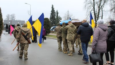 На Чернігівщині поховали захисників Олександра Гостара та Сергія Петрика На Чернігівщині поховали захисників Олександра Гостара та Сергія Петрика
