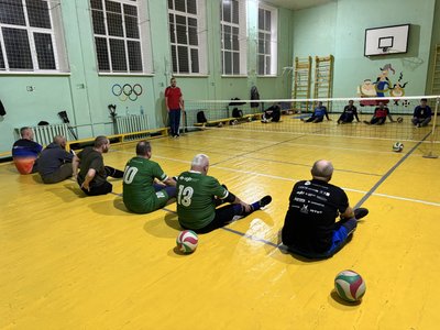 Ветерани у Полтаві приносять зарядну станцію, аби мати тренування з волейболу сидячи Ветерани у Полтаві приносять зарядну станцію, аби мати тренування з волейболу сидячи