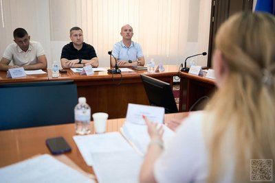 Після протесту у Рівному ОДА зібрала представників митниці та льонокомбінату для вирішення суперечки Після протесту у Рівному ОДА зібрала представників митниці та льонокомбінату для вирішення суперечки