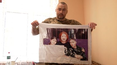 "Зняли бинти — і почав вишивати": як боєць із Чернігівщини, який має 36% опіків тіла, відновлюється після поранення "Зняли бинти — і почав вишивати": як боєць із Чернігівщини, який має 36% опіків тіла, відновлюється після поранення