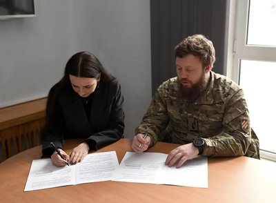 Олена Земляна та Заступник командира 3-го армійського корпусу Дмитро Кухарчук Олена Земляна та Заступник командира 3-го армійського корпусу Дмитро Кухарчук