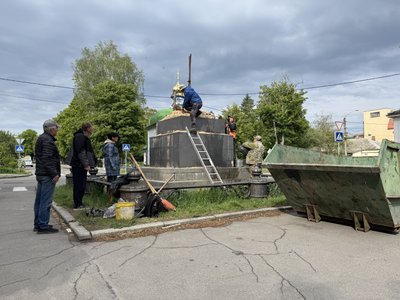 У Полтаві продовжили демонтаж пам'ятника на місці відпочинку Петра І У Полтаві продовжили демонтаж пам'ятника на місці відпочинку Петра І