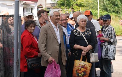 "Жовтий фартух", пенсіонери, роздача їжі "Жовтий фартух", пенсіонери, роздача їжі