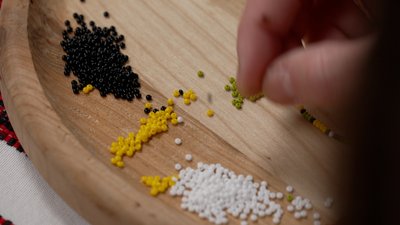 Відчувають захист завдяки прикрасам. Як на Буковині майстрині виготовляють старовинні ґердани та силянки | Жива спадщина