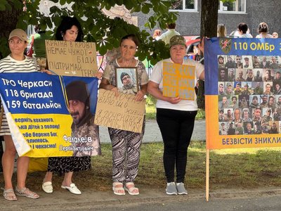"Знайдемо та повернемо додому": у Черкасах відбулася акція на підтримку полонених і зниклих безвісти "Знайдемо та повернемо додому": у Черкасах відбулася акція на підтримку полонених і зниклих безвісти