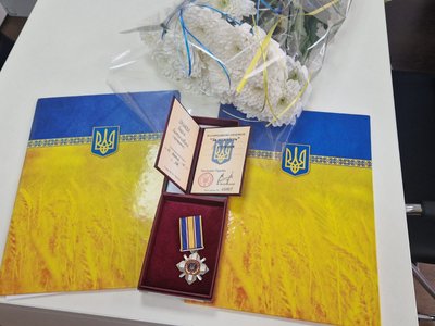 Матері загиблого військового з Одещини передали посмертний орден "За мужність" Матері загиблого військового з Одещини передали посмертний орден "За мужність"