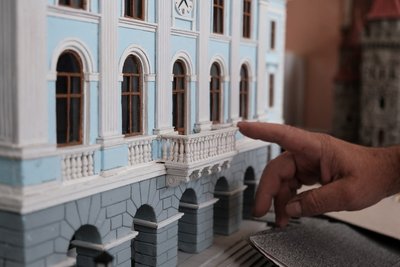“Найменша деталь має пів міліметра”. Чернівчанин робить мініатюри старих будівель