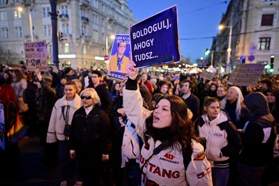 В Угорщині почалися протести проти заборони ЛГБТ-прайдів В Угорщині почалися протести проти заборони ЛГБТ-прайдів