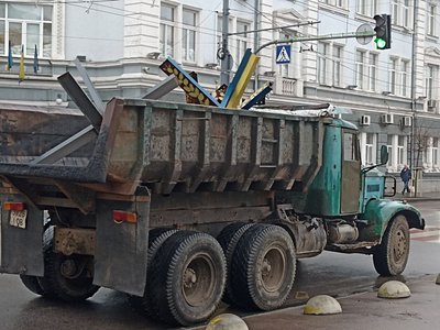 Біля міської ради Житомира прибирають протитанкові "їжаки"