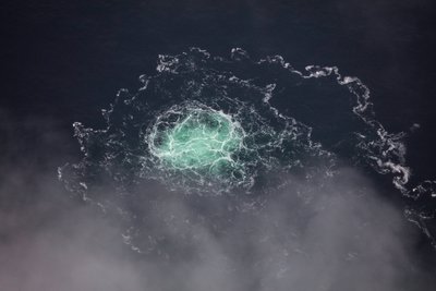 На фотографії, яку зробила берегова охорона Швеції, видно викиди газу, що витікає внаслідок прориву на газопроводі Nord Stream 2 у Балтійському морі, 28 вересня 2022 року На фотографії, яку зробила берегова охорона Швеції, видно викиди газу, що витікає внаслідок прориву на газопроводі Nord Stream 2 у Балтійському морі, 28 вересня 2022 року