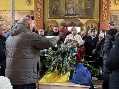 "Важко втрачати близьких". У Сумах попрощались з воїном Віталієм Гусаком "Важко втрачати близьких". У Сумах попрощались з воїном Віталієм Гусаком