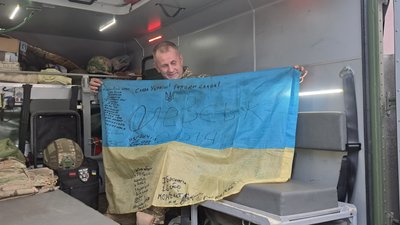 Військовослужбовець 26-ї ОАБр Петро Химич на псевдо "Док" тримає бойовий прапор Донецька область Військовослужбовець 26-ї ОАБр Петро Химич на псевдо "Док" тримає бойовий прапор Донецька область