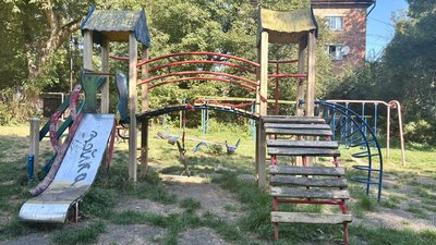 Дитячий майданчик 2 провулок Устима Кармелюка, 4 Дитячий майданчик 2 провулок Устима Кармелюка, 4
