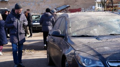 війна хмельницький, обстріл Хмельницького 22 березня, розбір завалів Хмельницький, побите авто